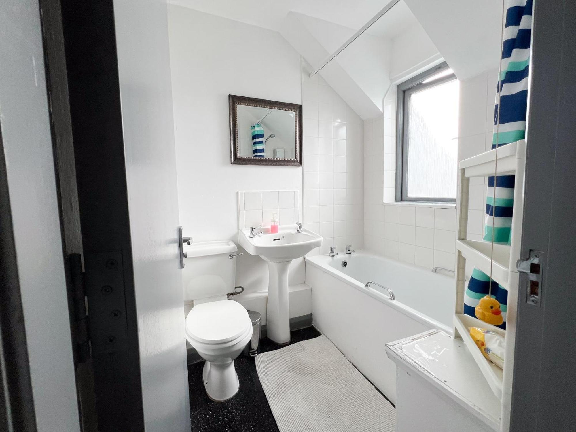Well-Equipped 4 Bedroom House Close To City Centre Leeds  Kültér fotó